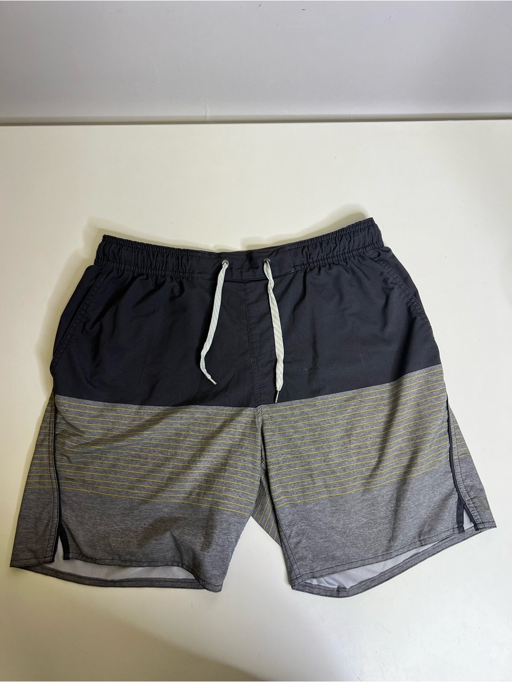 Vuori Trail Shorts Mens Gray 7” Inseam Lined Stretch Gym Workout V341 - Medium